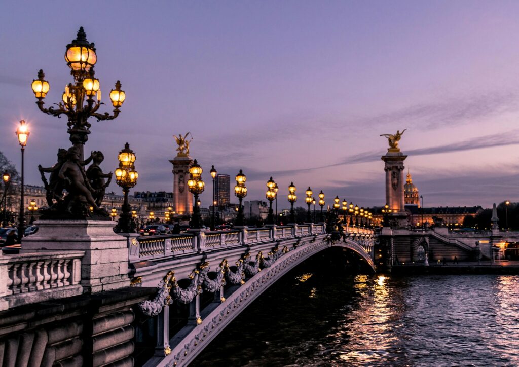 A Parisian bridge at night