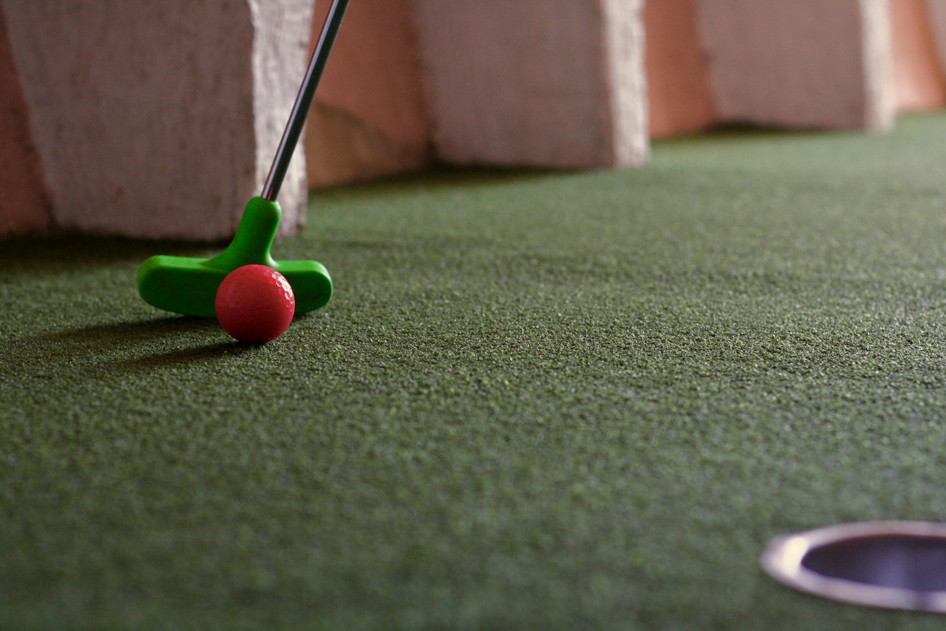 Putting ball on crazy golf